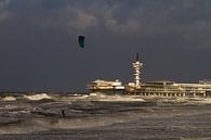 Kitesurfer voor de pier van Scheveningen van Menno van Duijn thumbnail