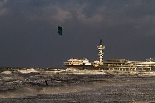 Kitesurfer voor de pier van Scheveningen