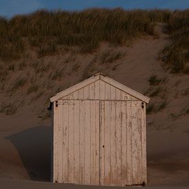 Wit, oud uitziend, zomers strandhuisje van Michel Knikker
