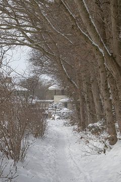 Modern landgoed in de sneeuw. van Hans Monasso