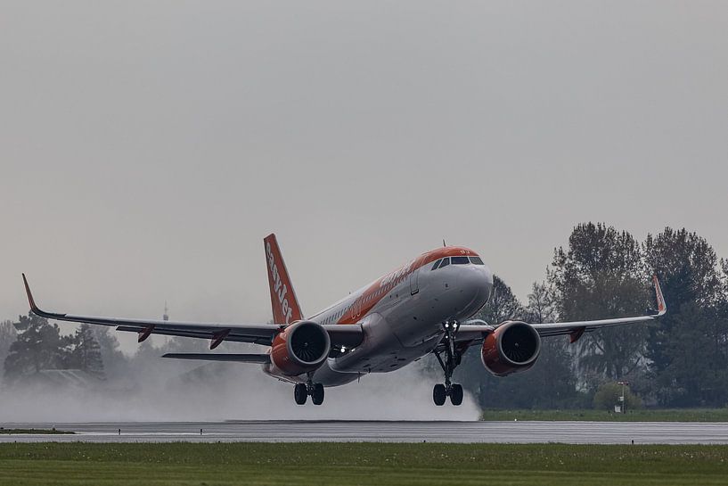 EasyJet takes off from wet Schiphol runway by Thijs Schouten
