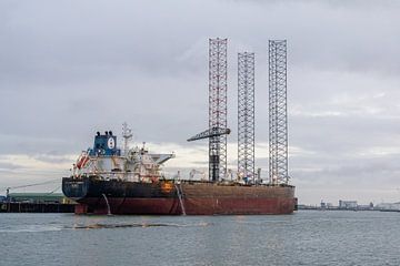 Zeeschip in de haven van Rotterdam van Janny Beimers