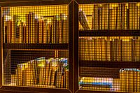 Boekenkast van de andere kant gefotografeerd