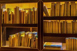 Boekenkast van de andere kant gefotografeerd van Hein Fleuren