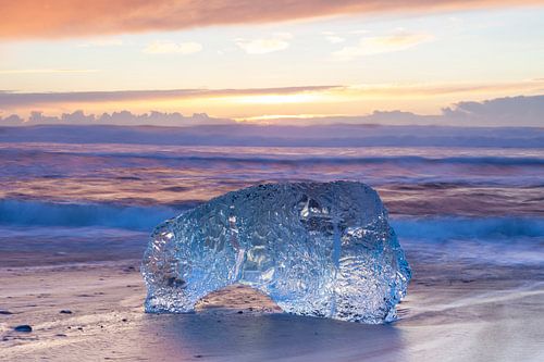 Brokken ijs op het strand