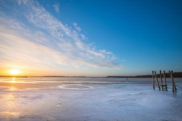 Sonnenaufgang über dem See von Richard Gilissen