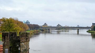 Maastricht, zicht op de Kennedybrug, Bonnefantenmuseum, Gouvernement (Limburg) van Eugenio Eijck