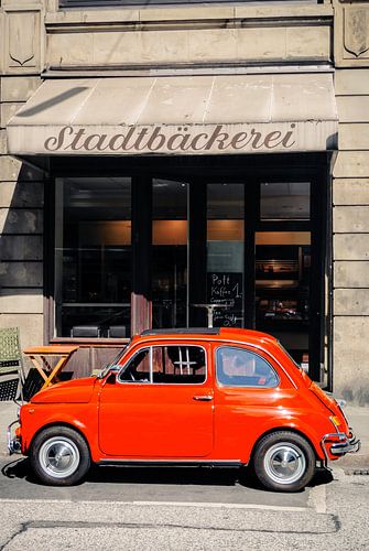 Fiat 500 klassieke Italiaanse auto in de stad