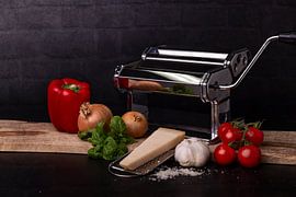 Making spaghetti by Rian Verweijmeren