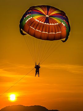 Paragliding in tandem bij zonsondergang in Penang Maleisië van Dieter Walther