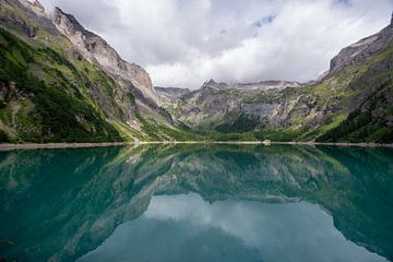 Weerspiegeling bergen in meer Zwitserland van Alida Stam-Honders