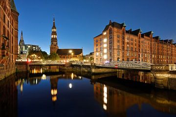 De Speicherstadt bij nacht - Mooi Hamburg van Rolf Schnepp