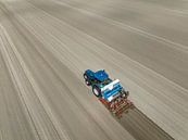 Tractor plant pootaardappels in de grond tijdens de lente van Sjoerd van der Wal Fotografie thumbnail