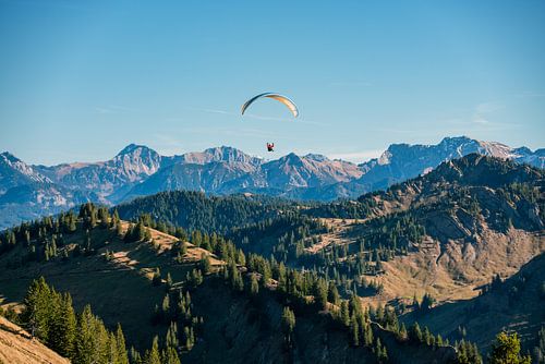 Paragliding over de Allgäuer Alpen. Glijdend over de bergen van berg naar berg