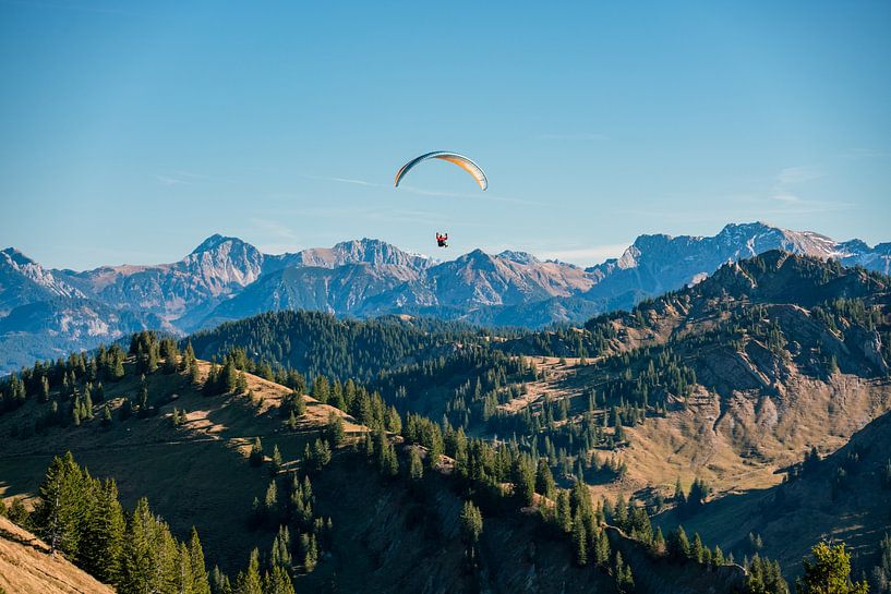 Gleitschirmfliegen über den Allgäuer Alpen. Gleitend über den Bergen von Berg zu Berg von Leo Schindzielorz
