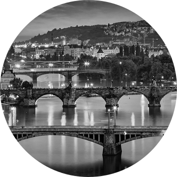 Avond uitzicht over de Vltava bruggen in Praag - Monochroom