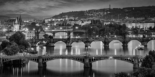 Avond uitzicht over de Vltava bruggen in Praag - Monochroom