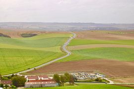 Autobahn über eine hügelige Landschaft von Joran Keij