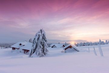 Ondergesneeuwd  dorp nabij Lillehammer tijdens zonsondergang van Rob Kints