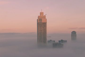 Mist bij de Zalmhaventoren van Ilya Korzelius