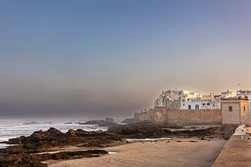 De ommuurde medina van Essaouira bij zonsopgang. van Guido Rooseleer
