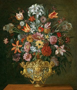 Tulpen, lelies, narcissen en andere bloemen in een gebeeldhouwde vaas, Meester van de Groteske Vazen