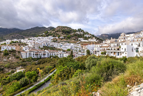Panorama van Frigiliana onder een wolkenlucht