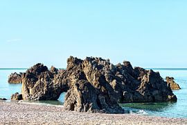 Une arche rocheuse au bord de la mer azur à Scalea sur Oleg Besprozvannii