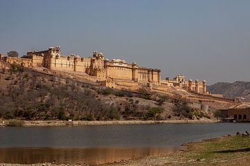 Amber Fort bij Jaipur in India van Roland Brack