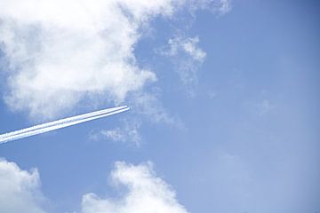 Bewolkte lucht met vliegtuig van Maarten Borsje