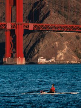 Roeier bij Golden Gate Bridge in San Francisco van Rutger van Loo