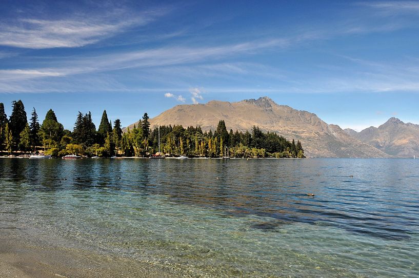 Crystal-clear reflections of Lake Wakatipu by Frank Photos