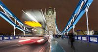 Dubbeldeksbus op Tower Bridge in Londen bij nacht van Werner Dieterich thumbnail