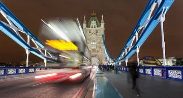 Dubbeldeksbus op Tower Bridge in Londen bij nacht