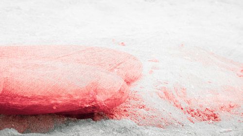 Rood hart op het strand