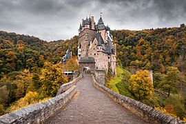 Burg Eltz in autumn colours by Guido de Kleijn