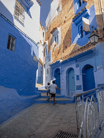 Spielende Kinder in der blauen Stadt Chefchaouen von Lizet Wesselman