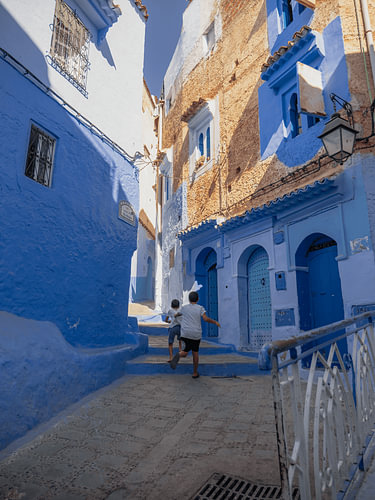 Spielende Kinder in der blauen Stadt Chefchaouen