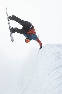 Handplant Snowboard-Trick im Nebel