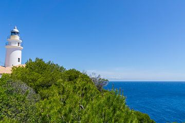 Mallorca, Oude vuurtoren van capdepera achter groene installaties van adventure-photos