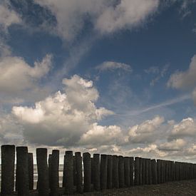 Strandhoofd met stapelwolken van Edwin van Amstel