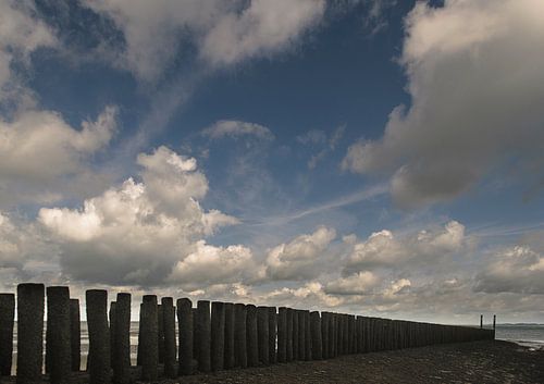 Strandhoofd met stapelwolken van Edwin van Amstel