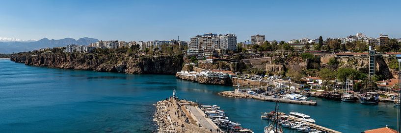 Port d'Antalya avec mer turquoise et panorama sur la ville par Photo Art Thomas Klee