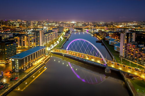 Der violette Clyde Arc am Abend – Glasgow
