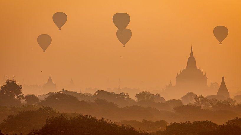 Heißluftballons über Bagan in Myanmar von Roland Brack