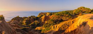 Panorama und Sonnenaufgang am Praia da Marinha an der Algarve, Portugal