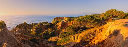 Panorama und Sonnenaufgang am Praia da Marinha an der Algarve, Portugal von Henk Meijer Photography