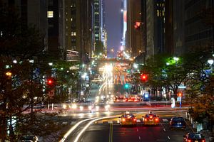 42nd Street in Manhattan New York in de avond van Merijn van der Vliet