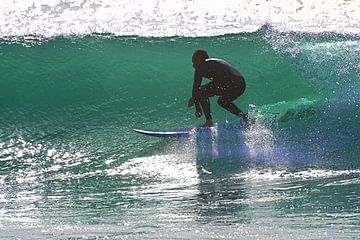 Surfer in een barrel bij Capo Mannu van Vinte3Sete