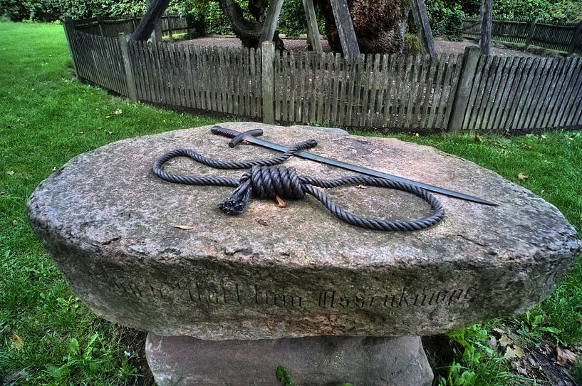 Court Stone at the Fem Oak van Edgar Schermaul